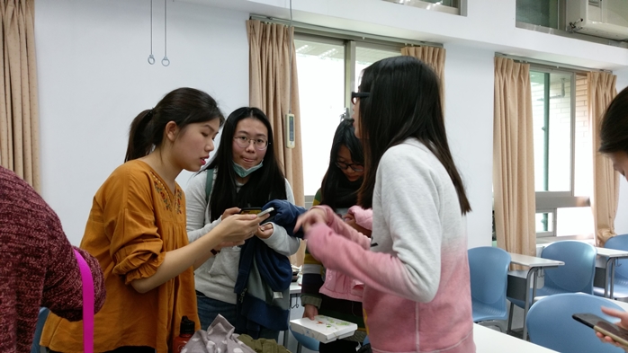 圖片標題:聽講同學留下來詢問交換問題