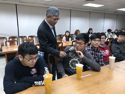 圖片標題:講師與同學互動