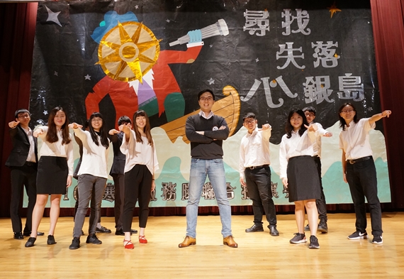 圖片標題:09 譚志祥學長與獲獎同學合影