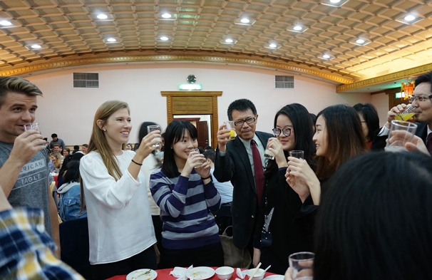 圖片標題:09 潘校長與同學們舉杯慶祝