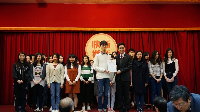 圖片標題:10 胡凱傑國際長為國際處志工頒發證書