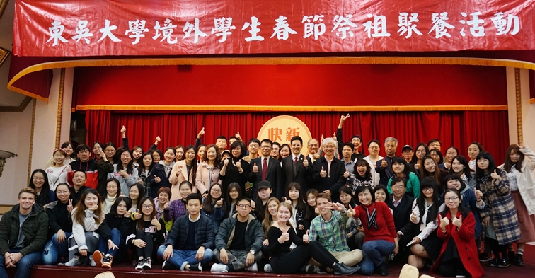 圖片標題:11 師長與境外學生大合照