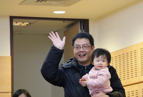 圖片標題:08最資深的宿舍輔導員吳克良及其女兒