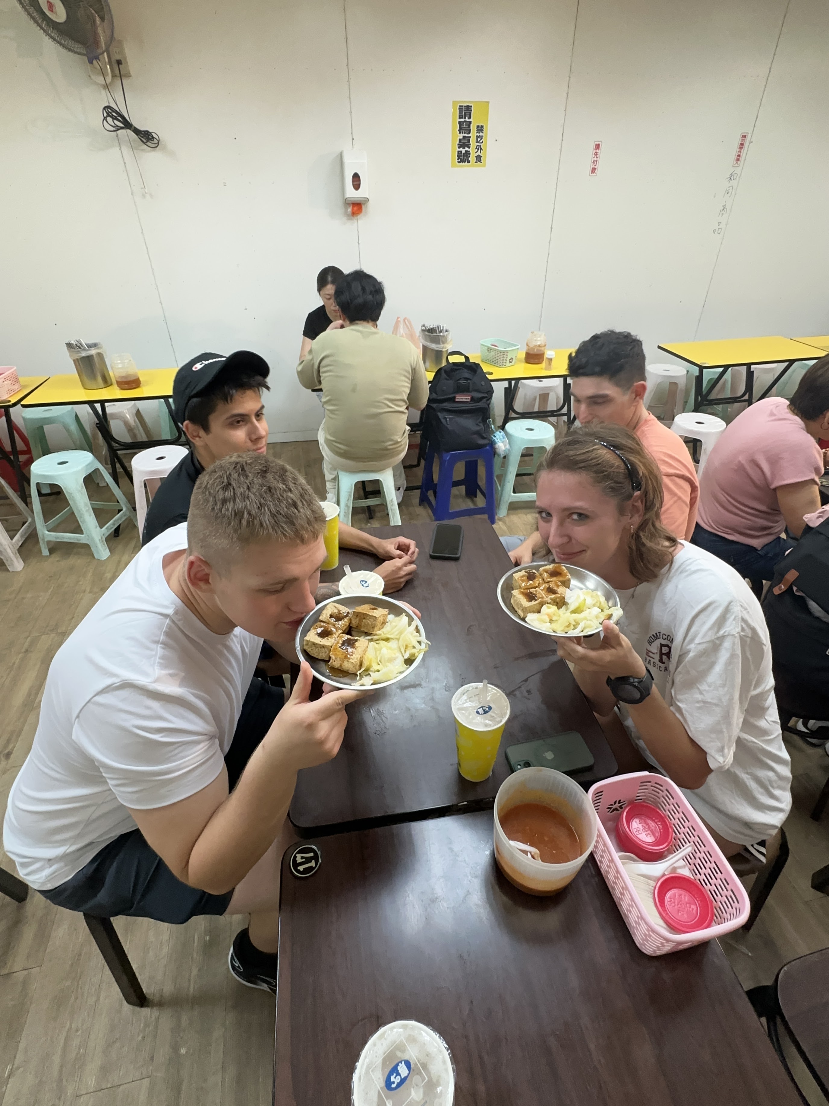 圖片標題:在志工學伴的陪同下華語生大啖美食，體驗臭豆腐的魅力_0