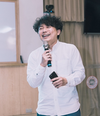 圖片標題:叮咚開心地介紹自己