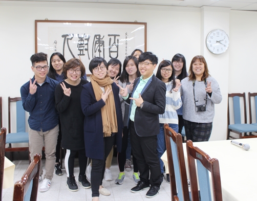 圖片標題:08學姊和同學合影