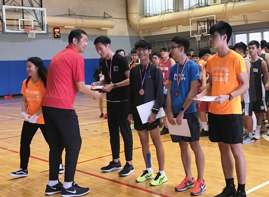 圖片標題:男子頒獎