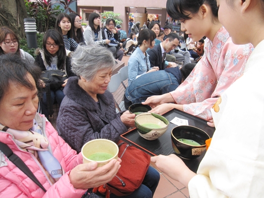 圖片標題:日本茶道社社員遞抹茶給賓客