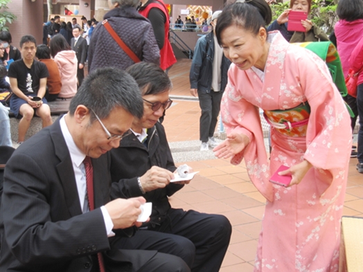 圖片標題:指導老師吳美嬅與校長分享茶道文化