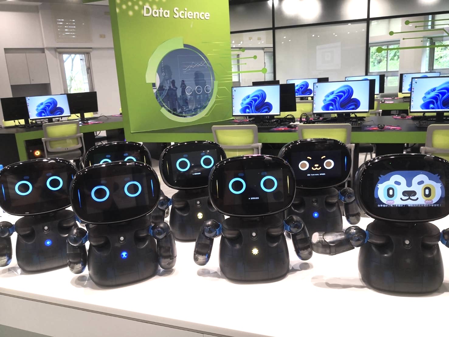 圖片標題:圖二、東吳大學攜手輝達（NVIDIA），引進RTX 50系列桌上型電腦，打造「智慧創新AI學習中心」。