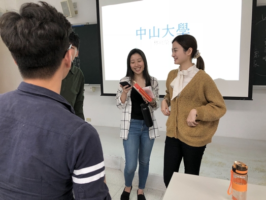 圖片標題:林同學開心與同學分享