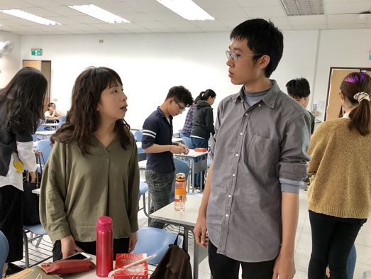 圖片標題:熊同學耐心替同學解惑