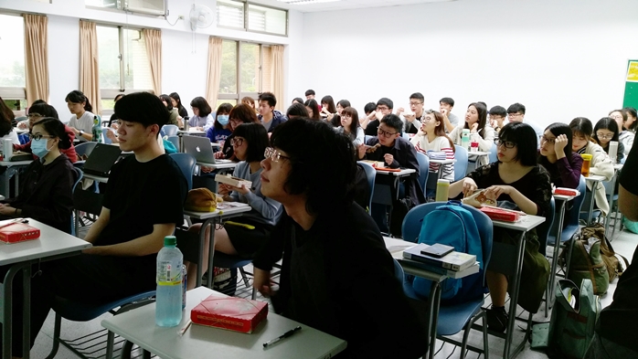 圖片標題:聆聽分享會的同學