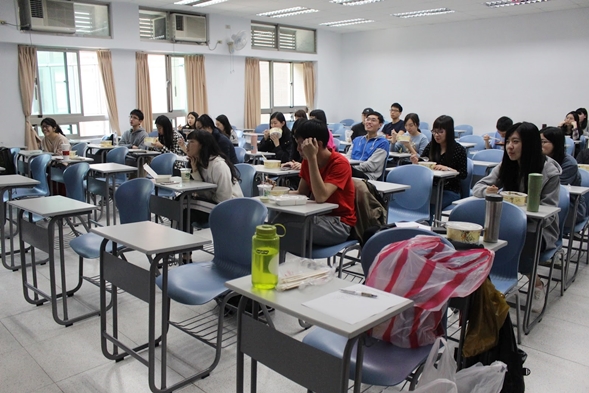 圖片標題:同學認真聽講04