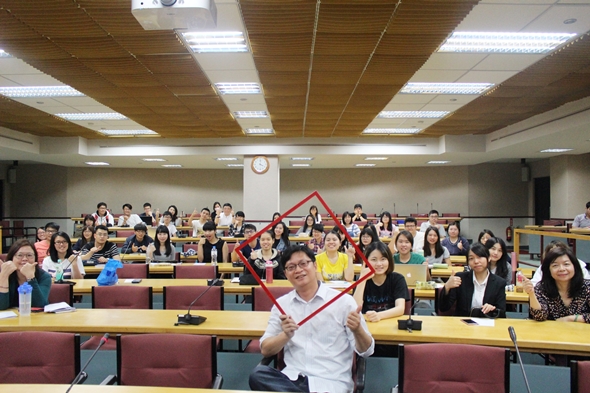 圖片標題:講師熱情與觀眾合照