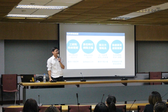 圖片標題:講師大方介紹經歷