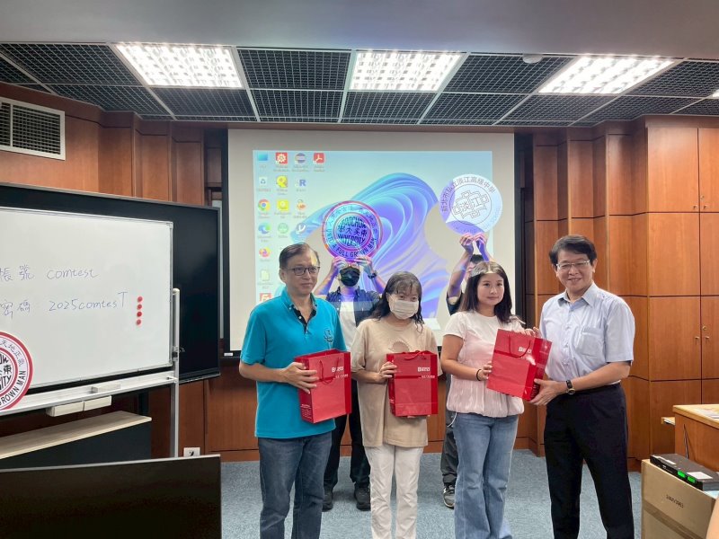 圖片標題:許晋雄教務長代表東吳大學致贈淡江高中禮物