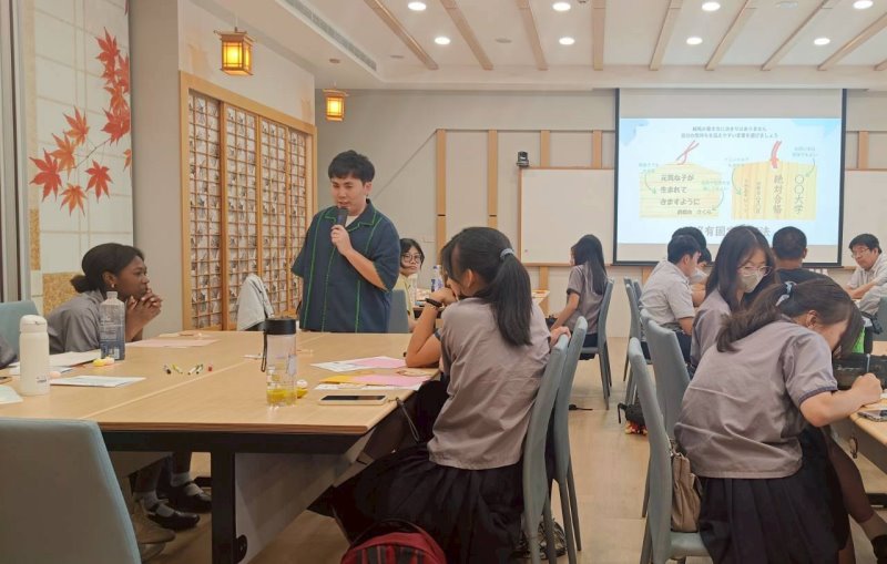 圖片標題:外語學院營隊繪馬彩繪林伃倫老師上課情形