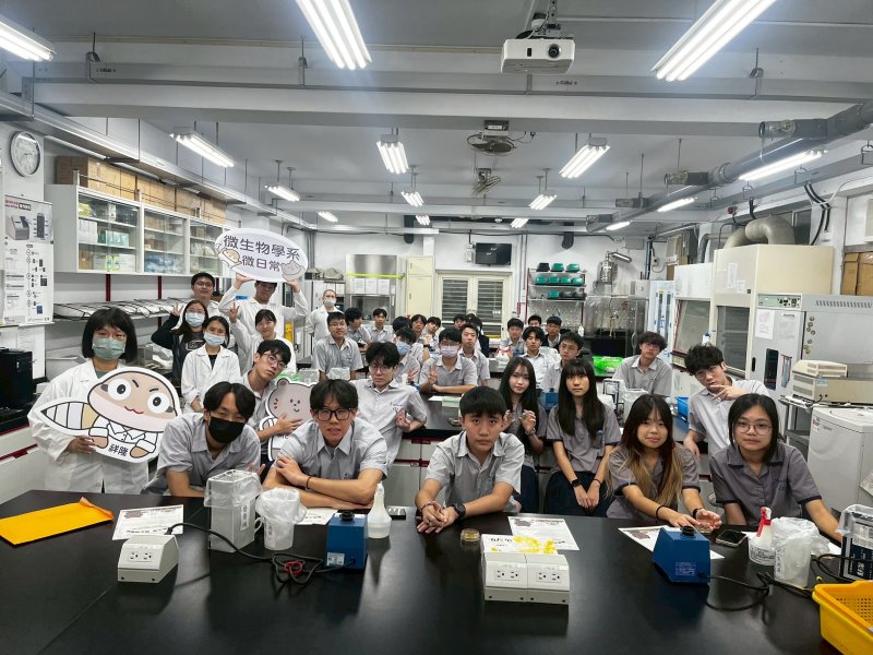 圖片標題:理學院營隊生活中的微生物課程合影