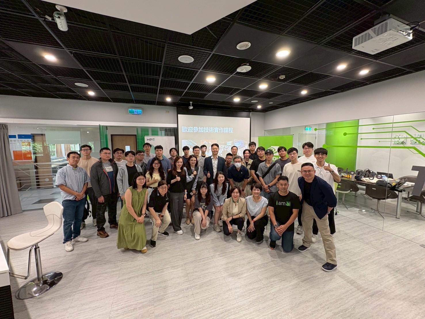 圖片標題:圖四、「NVIDIA Robotics及Omniverse技術培訓課程」學員合影。