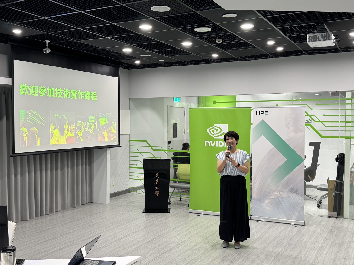 圖片標題:圖一、巨量資料管理學院金凱儀院長宣布與產業界攜手，開設產學技術實作坊培訓課程。