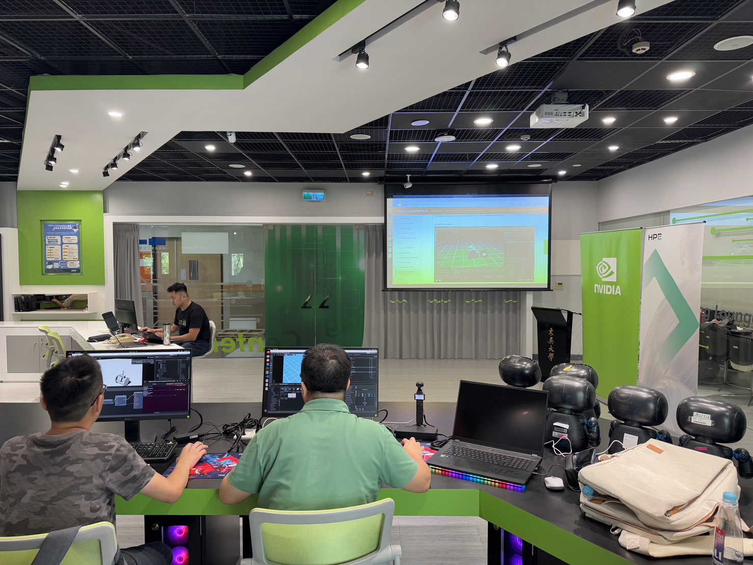 圖片標題:圖二、首場「NVIDIA Robotics及Omniverse技術培訓課程」由CAVEDU機器人王國團隊曾吉弘博士授課