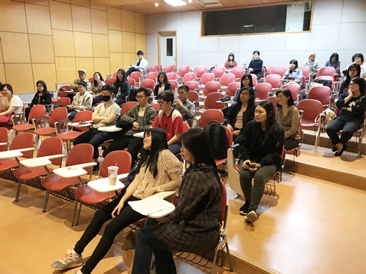 圖片標題:01 同學們認真聆聽演講