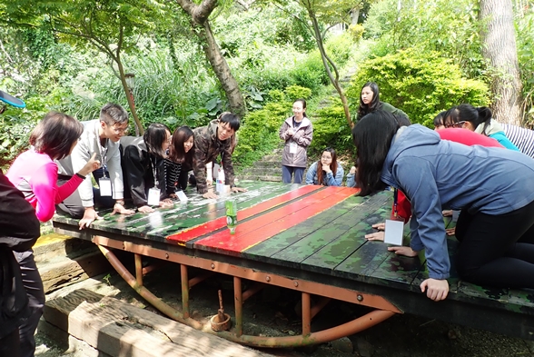 圖片標題:同學共同維持賞鯨船平衡