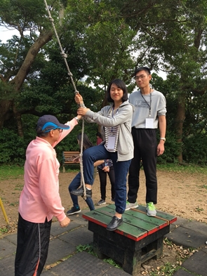 圖片標題:同學準備以繩索橫越毒龍潭