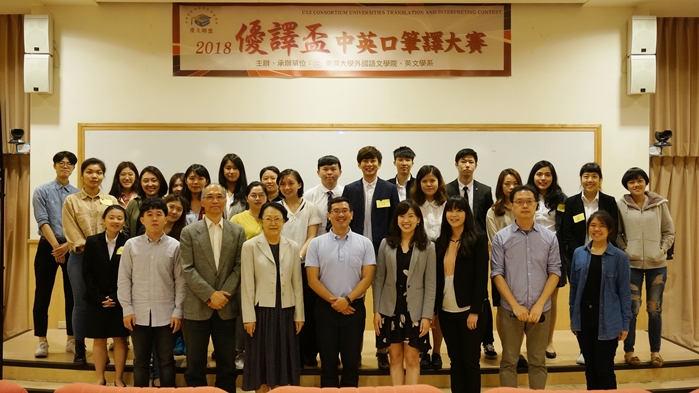 圖片標題:12 評委與參賽者大合照