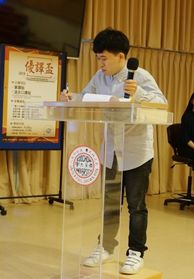 圖片標題:02 參賽同學在台上口譯