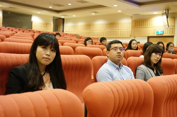 圖片標題:03 三位評審老師認真傾聽參賽同學口譯