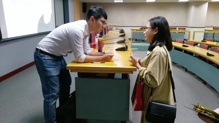 圖片標題:同學詢問問題