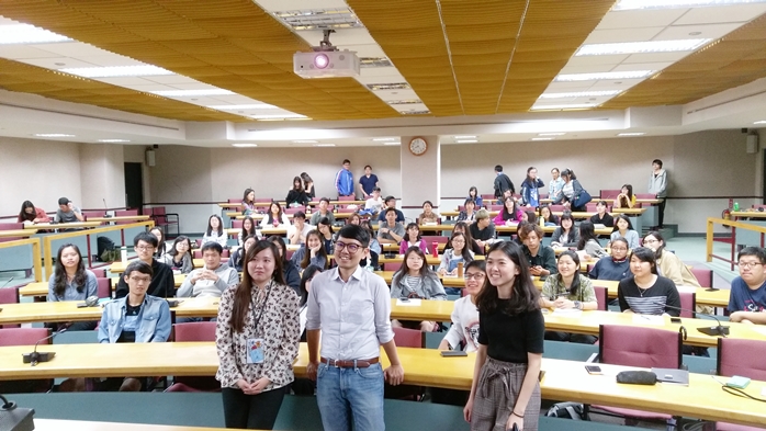 圖片標題:陳總編輯與同學合影