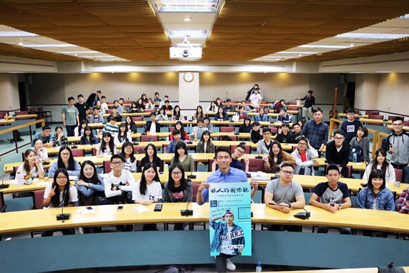 圖片標題:陳浪與同學合影