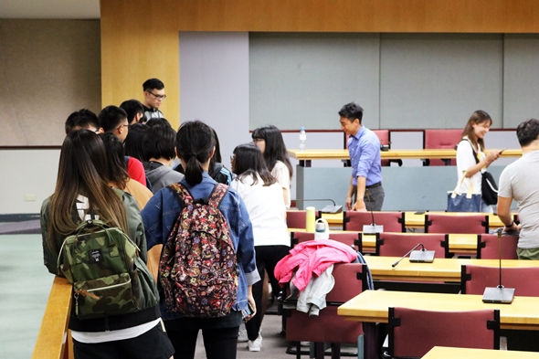 圖片標題:同學們排隊詢問陳浪問題