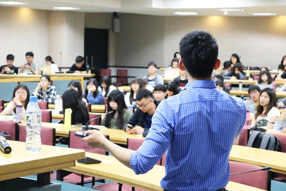 圖片標題:同學們聆聽演講