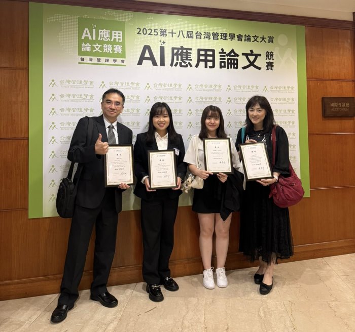 圖片標題:圖一、東吳大學人本AI中心獲獎師生合影(由右至左朱蕙君老師、許佳穎同學、周雨臻同學