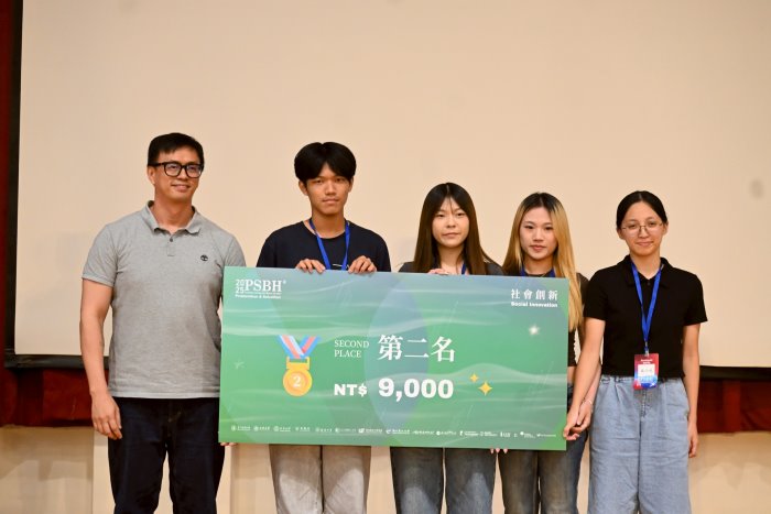 圖片標題:8._團隊榮獲社會創新組第二名合影