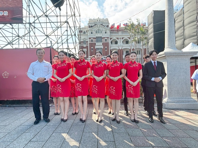 圖片標題:圖二、東吳大學親善大使團特別加強訓練外語接待能力。