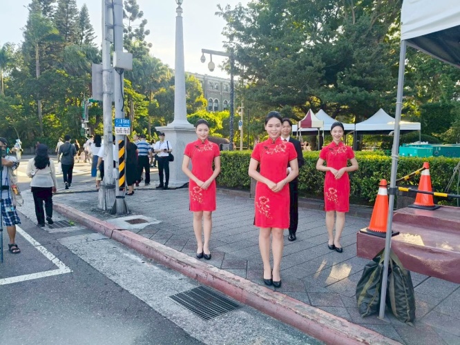 圖片標題:圖五、親善大使團擔任國慶禮賓工作。