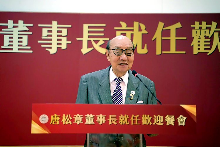 圖片標題:東吳大學新任董長唐松章博士宣布，捐助1千萬，推動「新生入學成績優良獎學金」計畫，助力招生。1