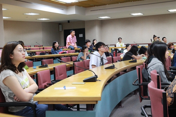 圖片標題:04台下聽講