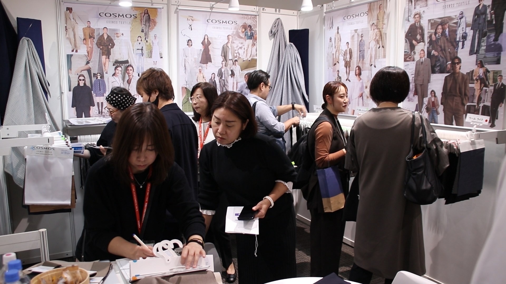 圖片標題:圖四、日本工作服、制服買家參觀致冠企業攤位