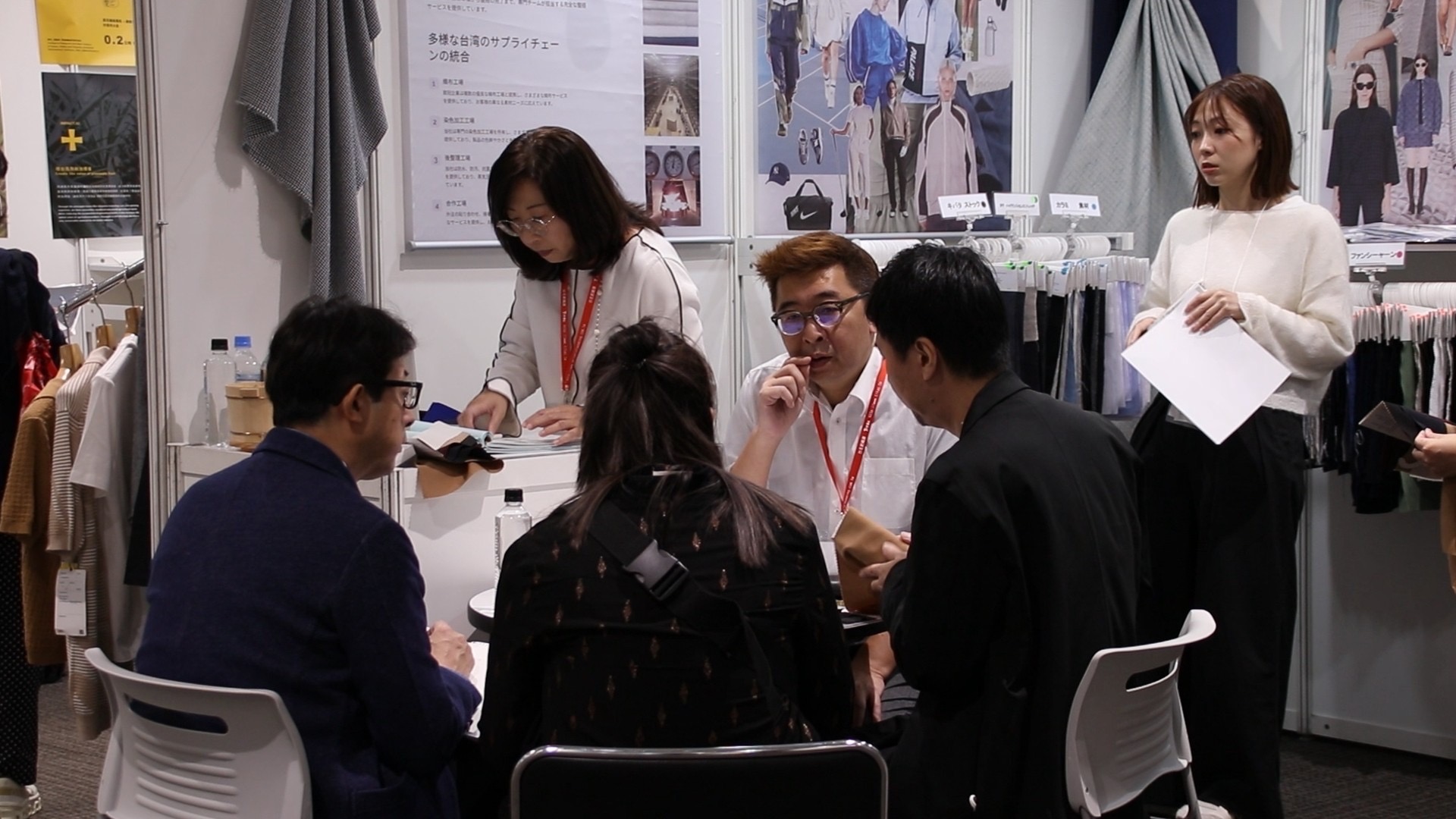 圖片標題:圖五、致冠企業負責人陳恩照向日本買家介紹公司產品