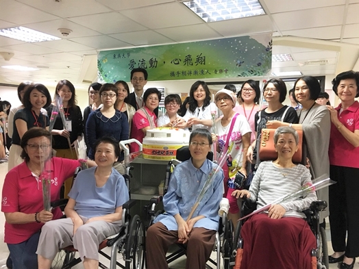 圖片標題:08 病友與師生合照