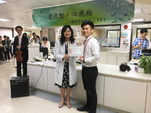 圖片標題:07 郭麗琳副院長頒發感謝狀