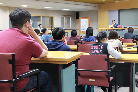 圖片標題:03同學專注聽講