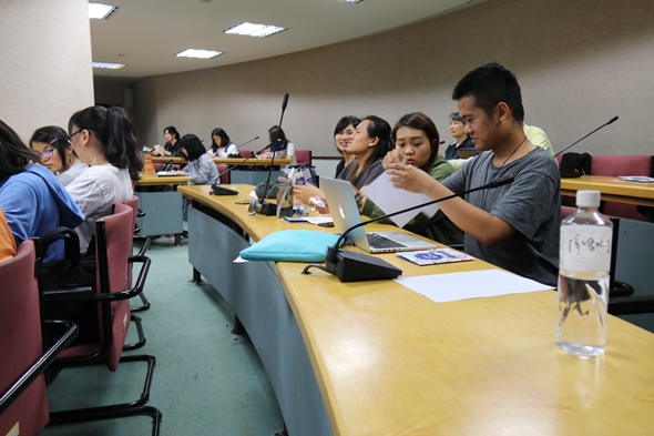 圖片標題:同學們認真討論小遊戲