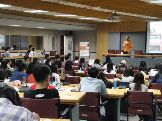 圖片標題:講師熱情分享故事